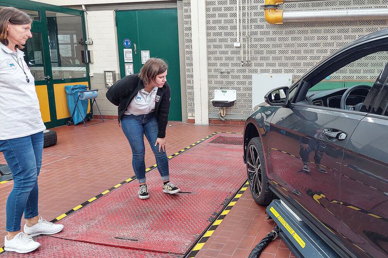 Annika Sommer aus Bayern schaut sich die Räder genauer an: Je nach Zustand werten sie ein Fahrzeug auf oder ab.    (Bild: Weinschenk – VCG)