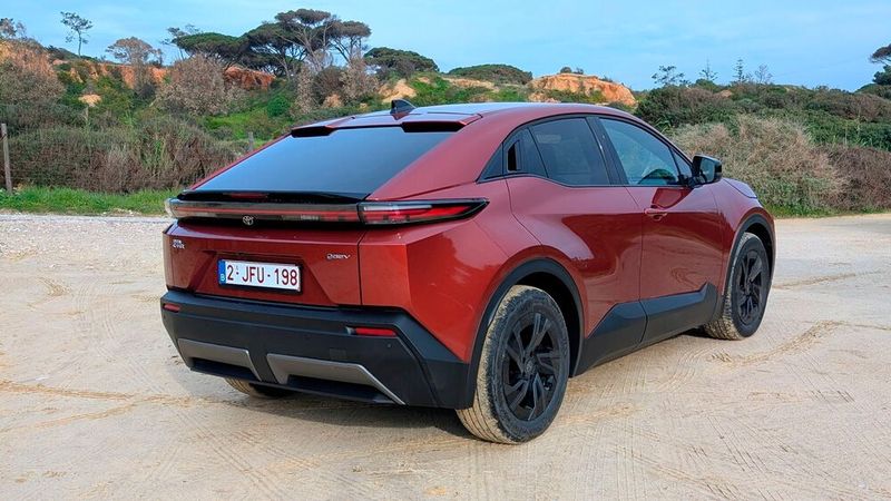 Die Silhouette des C-HR+ ist coupéhaft.  (Bild: Mauritz – VCG)