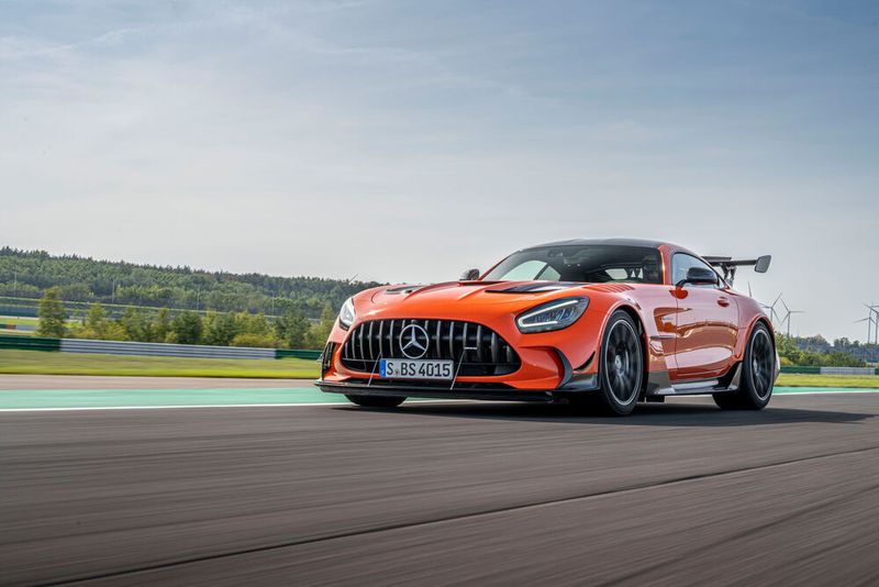 Dass das Mercedes AMG GT Coupé und der Roadster seit Oktober nicht mehr bestellbar waren, ist eher für Autoenthusiasten ein Gesprächsthema. (Bild: Mercedes-Benz)