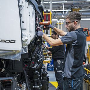 Daimler Truck hat am Standort Wörth im Jahr 2023 rund 3.300 Menschen in den Technologien Batterie, Hochvolt und Wasserstoff geschult.(Bild:  Daimler Truck)