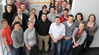 Können stolz auf ihr Unternehmen sein, das zum „SIEgER“ 2013 gewählt wurde: Mitarbeiter der Würzburger Salt Solutions GmbH. (Bild: Salt Solutions)