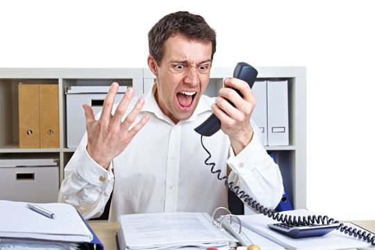 Bestellung verzögert? Um Unzufriedenheit bei Kunden zu vermeiden, sollten Unternehmen unbedingt transparent kommunizieren. (Bild:  © Robert Kneschke - stock.adobe.com)