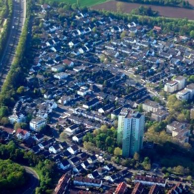 Das Rechenzentrum ist am Ortseingang von Hochheim am Main geplant. Die Stromanbindung ist über einen Netzausbau im Rhein-Main-Gebiet vorgesehen. (Bild: into the air: Hochheim am Main / Martin Fisch / marfis75 / CC BY-SA 2.0 / flickr.com)