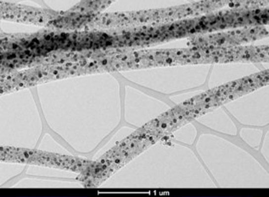 Kohlestofffasern mit Nanopartikeln ermöglichen preisgünstige und flexible Katalysatoren.  (UCR)