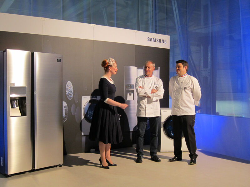 Moderatorin Eenie van de Meiklokjes stellt die beiden Starköche vor, die beim Design des Kühlschrankes mitgewirkt haben. ()