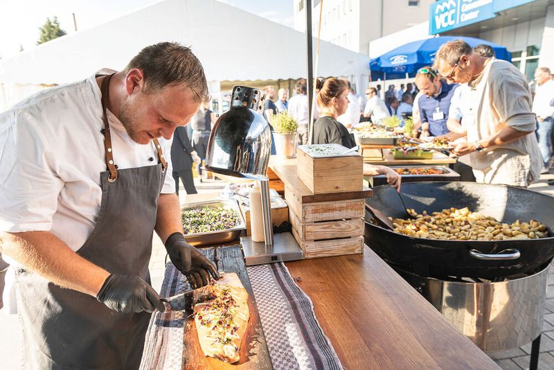 Steckverbinderkongress 2022: Das Get together am 4. Juli 2022 und die Abendveranstaltung am 5. Juli 2022 auf dem Vogel-Campus boten viele Gelegenheiten sich in entspannter Atmosphäre auszutauschen und zu netzwerken. Schon so manches Projekt nahm hier seinen Anfang. (Bild: Elektronikpraxis)