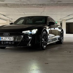 3. Edle Tarnung: Unter bestimmten Lichtverhältnissen wirkt der Audi schwarz; ist aber tatsächlich grau. Die von Audi getaufte Farbe Arabicagrau wirkt nobel und zeitlos, hat aber einen interessanten Nebeneffekt: Sie tarnt den ohnehin schon imposanten Audi und lässt ihn unscheinbarer erscheinen, als er tatsächlich ist. Perfekt für alle, die Understatement schätzen.(Bild:  Schreiner – VCG)