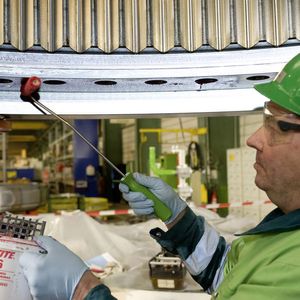 Bei der Montage des Hauptantriebs werden verschiedene Getriebeteile miteinander verklebt und verschraubt.