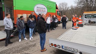 Das Training der TABA enthält theoretische und praktische Teile. Im Vordergrund: Trainer Ralf Jäger.  (Bild: Diehl – »kfz-betrieb«)