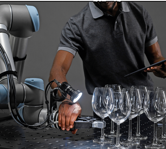 (Der Vorgang des Trainings der Roboter dauert – je nach Komplexität der auszuführenden Aufgabe – in der Regel wenige Stunden. Bild: Micropsi Industries)