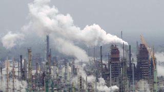 Exxon Mobil will seine geplanten Investitionen im Perm-Becken von 20 auf 50 Milliarden Dollar erhöhen. Das Bild zeigt die Ölraffinerie in Baton Rouge, Louisiana. (Exxon Mobil oil refinery - Baton Rouge, Louisiana / WClarke / CC BY-SA 4.0)