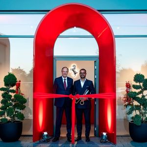 Autohausgeschäftsführer Frank Ulrich (links) und Wilhelm Hegger von Ferrari Central Europe während der offiziellen Eröffnung des neuen Standorts in Mannheim.(Bild:  Ferrari)