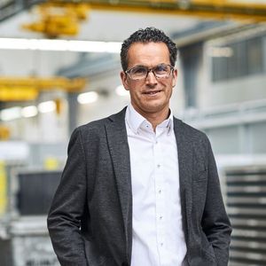 „Die Arbeitskreise von Voith Turbo in Deutschland treffen sich zweimal jährlich, um einen Austausch untereinander zu ermöglichen, ab und zu haben wir auch externe Spezialisten dabei“, sagt Wolfang Steck, Head of Assembly and Test Field bei Voith Turbo. „Bei einem der Arbeitskreistreffen“, erinnert er sich, „war dies ein Mitarbeiter der Firma Rittal, der über die Einsparpotenziale von Klimatisierungslösungen für Schaltschränke referiert hat.“ 