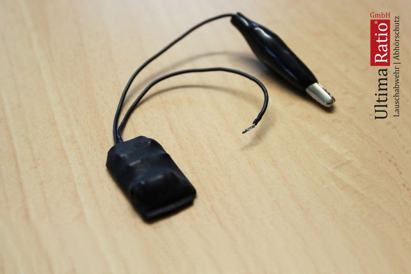 Diese Wanze war im Telefonverteiler eines mittelständischen Druck- und Verlagshauses eingebaut. Alle dort eingehenden Kundenanfragen wurden so live und in Echtzeit an einen Mitbewerber übertragen; in der Telefaxleitung wurde zusätzlich eine entsprechende Faxweiche gefunden, die (unbemerkt) auch alle eingehenden Telefaxe an einen anderen Anschluss übermittelte. (Ultima Ratio GmbH)