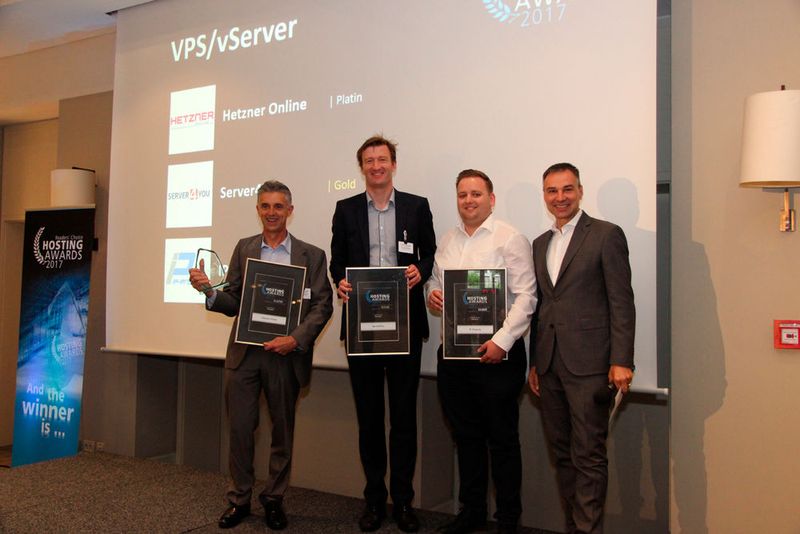 Die Gewinner der Kategorie „VPS/vServer“: Hetzner Online (Günther Müller), Server4You (Dr. Claus Boyens) und IP-Projects (Michael Schinzel). (Bild: Vogel IT-Akademie)