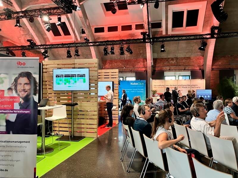 Eine weitere Bühne wurde in der Messehalle genutzt: die Arena Stage.  (Bild: Serina Sonsalla / Vogel IT-Medien)
