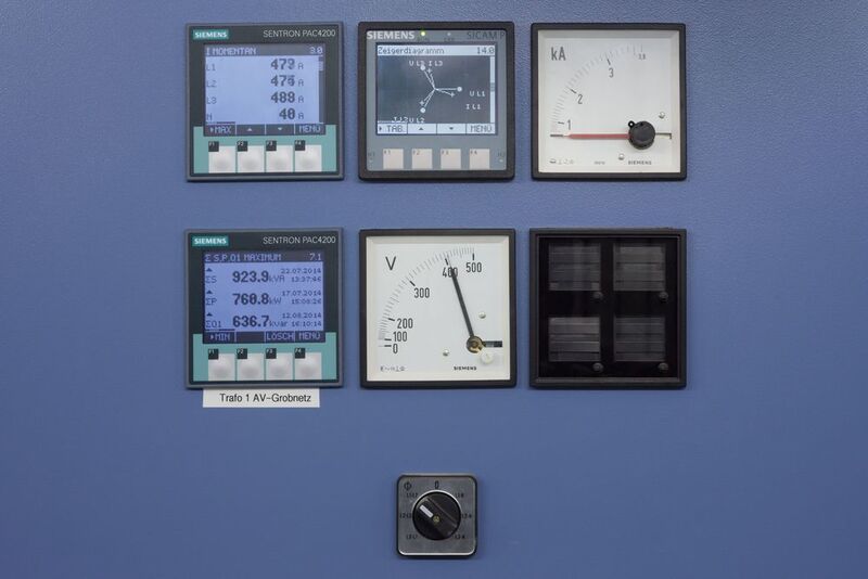 Ein Sicam Power Quality Recorder (obere Reihe, in der Mitte) dokumentiert als Netzqualitätsgerät zusätzlich die Spannungs- und Netzqualität. (Bild: Siemens)