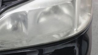 Glas hält ewig. Und Kunststoff? Ist die hauchdünne Lackschicht bei Poylcarbonat-Abdeckscheiben erst einmal zerstört, sieht es in Sachen Lichtausbeute und Streuung düster aus. (Foto: Dominsky)