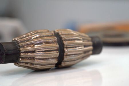 Das ist ein Beispiel für ein hybrides Halbzeug, das für die Herstellung von Kegelrädern mit einer hochfesten Beschichtung im Bereich der Zahnflanken versehen wurde. Das geschah am LZH per Laserauftragschweißen. (Bild: LZH)