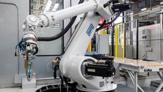 Bei der Nahtabdichtung und Dämmstoffapplikation in der neuen Lackiererei setzt BBAC 15 Roboter von Dürr ein. (Dürr)