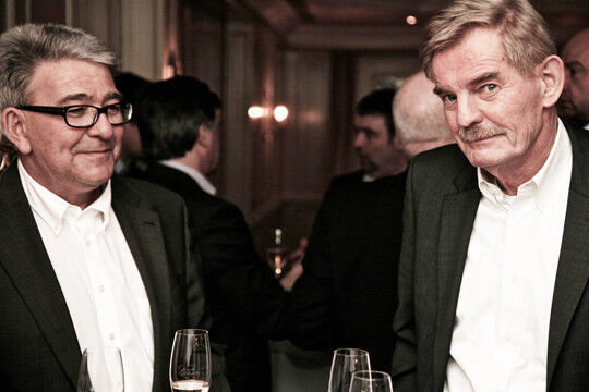 Rüdiger Grunwaldt (re.) mit AVAG-Vorstand Roland Nosky. (Opel Rent)