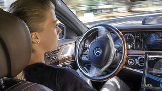 Mercedes-Ingenieur Hugo: „Wir glauben, dass die Frage nach der Ethik nicht so relevant sein werden, wie die Menschen heute denken. Sie wird sich kaum einmal stellen.“ (Daimler)