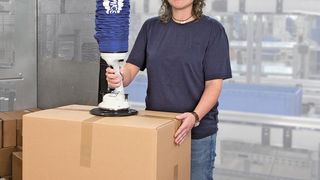 Der Vakuum-Schlauchheber Jumbo-Flex 50 mit Einhandbedienung eignet sich für das schnelle, häufige Umsetzen leichter Güter. (Bild: J. Schmalz)