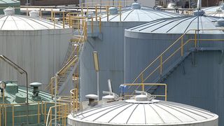 Lagertanks können mehr als 50 Millionen Liter fassen. Das über den Füllstand ermittelte Flüssigkeitsvolumen ist jedoch temperaturabhängig. (Bild: PTB)