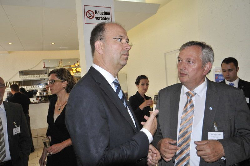 Im Gespräch: Axel Koblitz (li.), ZDK-Hauptgeschäftsführer und BFC-Vorstandsvorsitzender, und Karl-Heinz Bley, Präsident Kfz-Gewerbe Niedersachsen-Bremen. (Foto: Zietz)