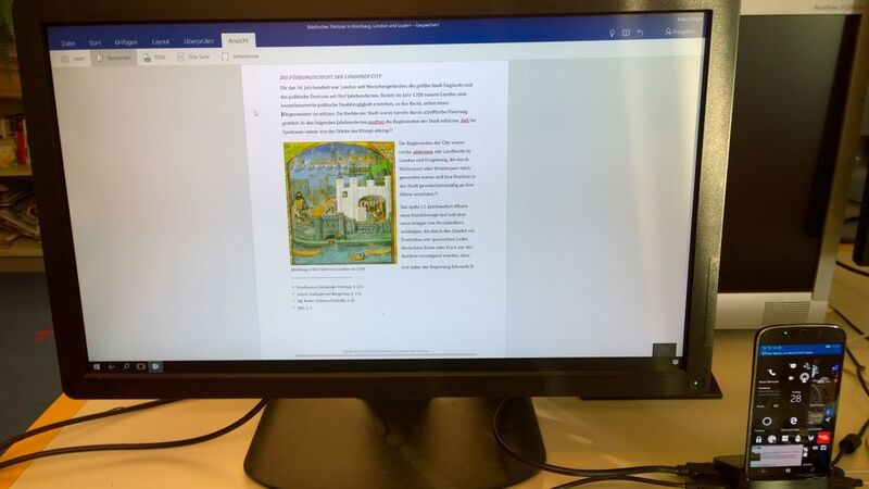 Die Word-App im Continuum-Modus lässt sich genau so bedienen wie am PC. Sie kann auch zur Bearbeitung komplexer Dokumente mit Fußnoten genutzt werden. (Vogel IT-Medien)