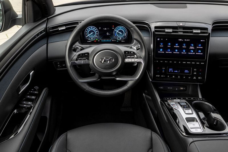 Im Cockpit dominiert der über zehn Zoll große Touchscreen in der Armaturenbrettmitte. (Bild: Hyundai)