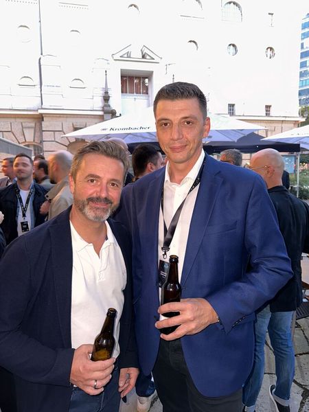 Mario Bartnig (l., Western Digital) und Christian Sokcevic (Hama) finden die Stand-Partnerschaft auf der IFA super. (Bild: Vogel IT-Medien GmbH)