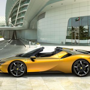 Das versenkbare Aluminium-Hardtop lässt sich innerhalb von 14 Sekunden auch während der Fahrt öffenen oder schließen und ist rund 40 Kilogramm leichter als ein herkömmliches Dach dieser Art.(Bild:  Auto-Medienportal.Net/Ferrari)