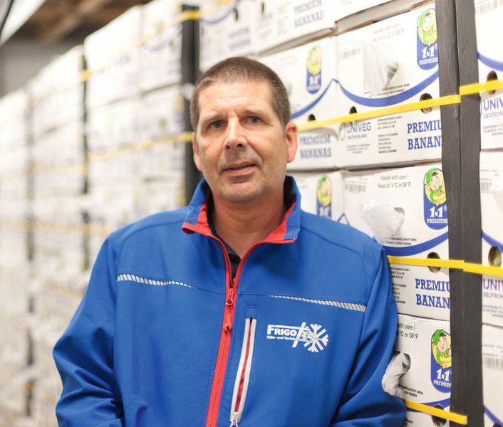 Frank Schröder von Frigotec Hamburg leistet vor Ort Service und kann sich dank Fernzugriff optimal auf seine Einsätze vorbereiten. (Siemens /W.Geyer)
