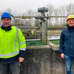 Arbeiten bei der Füllstandmessung im Team: Fabien Cornant von Aquafin (links) und Kris Voet von Vega (rechts) vor einem Vegapuls-Ultraschallmessgerät(Bild:  Vega)