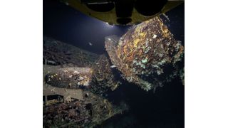 Unterwasseraufnahme des U 581 - Der Turm in leichter Schräglage. Das Wrack ist mit zahlreichen Kaltwasser-Korallen bewachsen. (Rebikoff Niggeler Stiftung, Horta, Faial, Portugal)