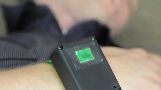 Die Kodierungen der Armbänder signalisieren die Schwere des Verletzungsgrads: Die Ersthelfer können umgehend entscheiden, ob das Opfer in ein Krankenhaus gebracht werden muss oder ob es vor Ort versorgt werden kann. (Fraunhofer FIT)