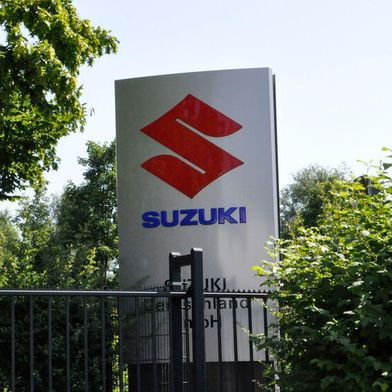 Suzuki verzichtet auf eine Netzkündigung, nimmt aber eine Erweiterung des seit 2011 gültigen Händlervertrags vor. (Bild: Simon/»kfz-betrieb«)