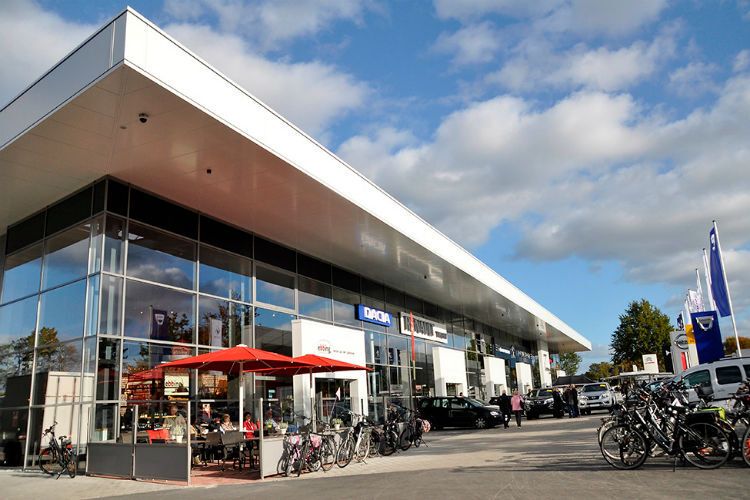 Mehr als ein Autohaus: Die Café-Ecke und die Bäckerei im Autoforum werden gut angenommen. (Bleker)