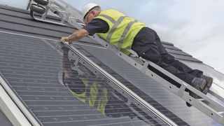 Solar Ladder ist eine mobile Aluminium-Leiterbrücke für alle Arbeiten rund um die Montage, Wartung und Pflege von Solarpaneelen auf Satteldächern. (Bild: Kee Safety)