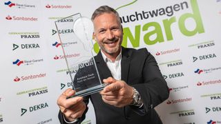 Strahlender Sieger: Andreas Daub, Geschäftsführer des Autohauses Daub in Horb am Neckar, freut sich über den Gebrauchtwagen Award 2022. (Stefan Bausewein)