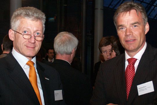 Stefan Gaul (Mobile.de) und Wolfgang Mache tauschten sich ebenso aus wie... (Archiv: Vogel Business Media)