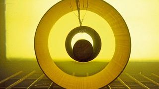 Abgeblitzt: Querschnitt an einem Hochspannungskabel mit elektrischem Durchschlag, der durch Verunreinigungen im Kunststoffgranulat herrührt. Sikora hat Systeme, die Fremdpartikel und Black Specks im Granulat jetzt mit einer Auflösung von 50 µm automatisch aufspüren können und fehlerhaftes Material aussortieren - inklusive statistischer Auswertung. (Sikora)