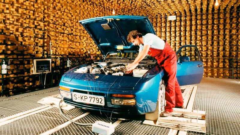 Statt des Audi-Motors aus dem Porsche 924 erhielt der 944, der 1982 vorgestellt wurde, von Beginn an einen neuen, durch Porsche selbst entwickelten Vierzylindermotor., der auf dem V8 des 928 basiert. Die Motorleistung des Porsche 944 reicht von 110 kW (150 PS) beim Basismodell bis hin zu 184 kW (250 PS) beim Modell 944 Turbo. Im Bild ein 944 S2 im Akustiklabor, ca. 1988. (Bild: Porsche AG)
