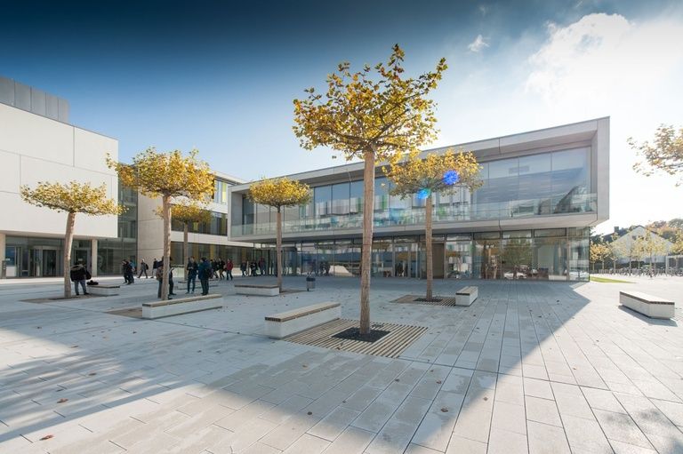 2022 – Platz 4: Uni Gießen Note: 1,8  Ebenfalls mit der Gesamtnote 1,8 aber einer besseren Bewertung für die „Vermittlung fachwissenschaftlicher Kompetenzen“ (9/10) liegt auf Platz vier die Justus-Liebig-Universität Gießen.     Aus der Forschung: Wissenschaftler der Uni Gießen haben eine neue Methode der Rasterkraftmikroskopie entwickelt   Ebenfalls interessant: Top 10 der besten Universitäten für Biologie und Biowissenschaften.  (JLU-Pressestelle / Michael Schepp)