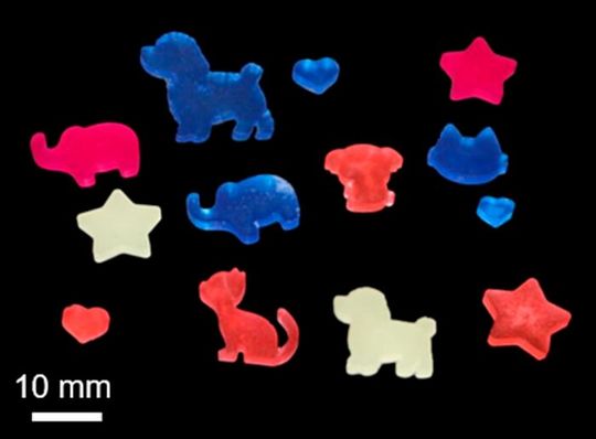 Colorant-embedded silica microspheres and plastic separate into their respective components.(Source:  Osaka Metropolitan University)