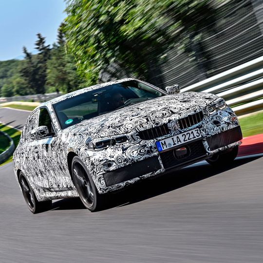 Wenige Monate vor der Premiere des neuen BMW 3er ziehen Prototypen ihre Runden auf dem Nürburgring.(Bild:  BMW)