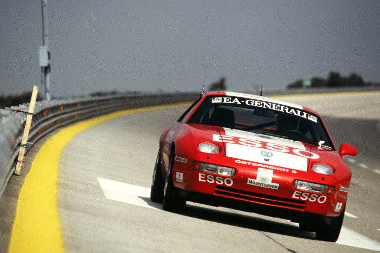Mit einem serienmäßigen Porsche 928 GTS legt ein österreichisches Privatteam 1993 in Nardò in 24 Stunden 6.377,25 Kilometer zurück und realisiert einen Schnitt von 265,72 km/h. (Foto: Porsche)