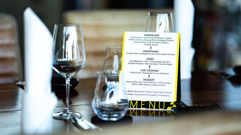 Gäste erwartete in Böblingen englische Küche und ein Gin-Tasting. (Bild: Autohaus Weeber)