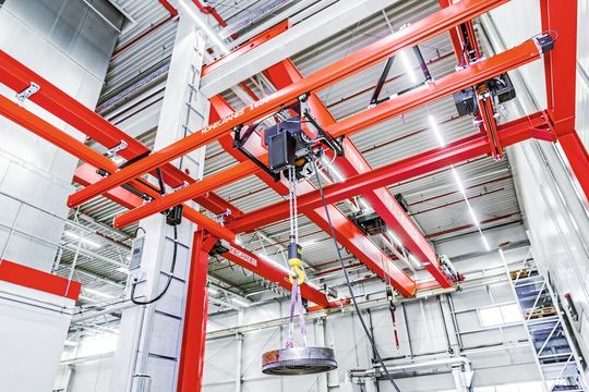Das bei Cummins Deutschland installierte modulare Kranbaukastensystem ermöglicht die optionale Nachrüstung weiterer Kranbrücken.(Bild:  Konecranes)